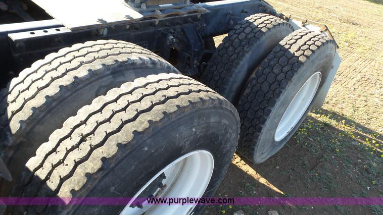 image for item L6518 2001 Mack CX613 semi truck