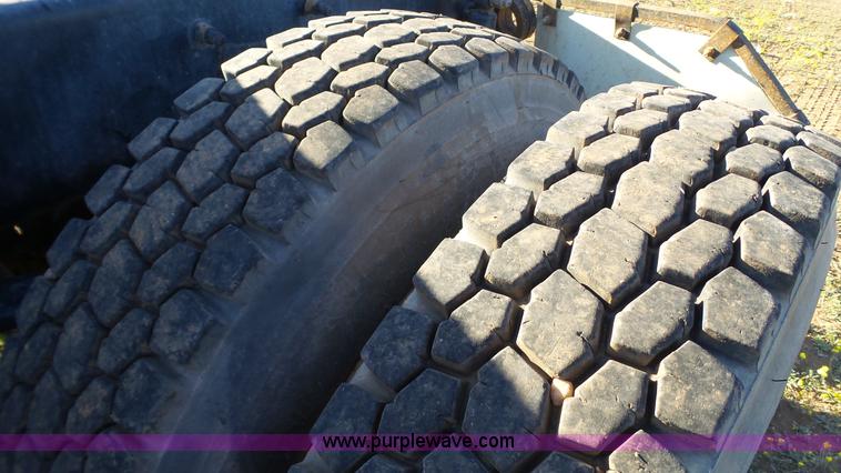 image for item L6518 2001 Mack CX613 semi truck