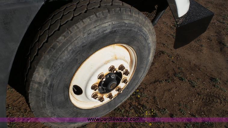 image for item L6518 2001 Mack CX613 semi truck