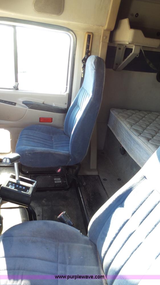 image for item L6518 2001 Mack CX613 semi truck