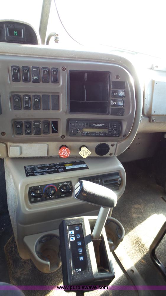 image for item L6518 2001 Mack CX613 semi truck