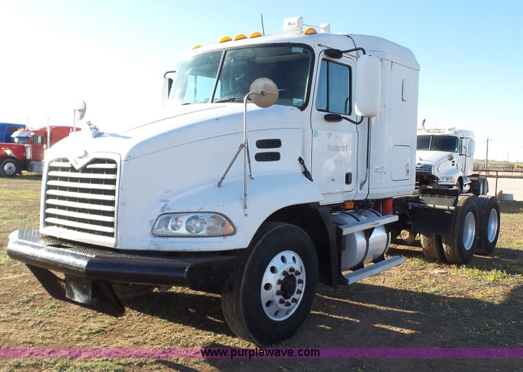 image for item L6519 2001 Mack CH613 semi truck