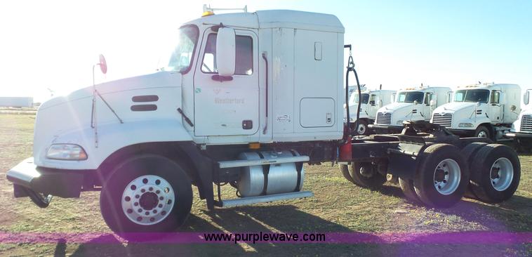 image for item L6519 2001 Mack CH613 semi truck