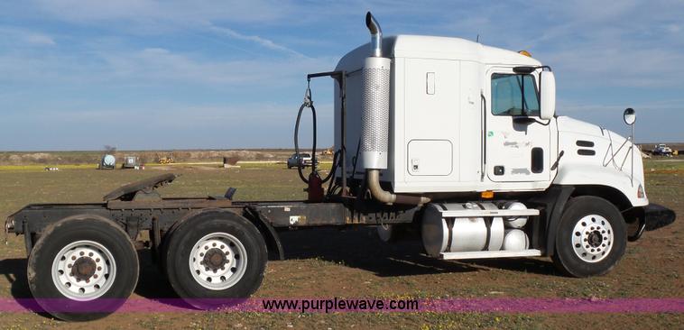image for item L6519 2001 Mack CH613 semi truck