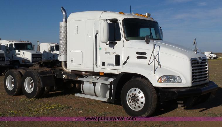 image for item L6519 2001 Mack CH613 semi truck