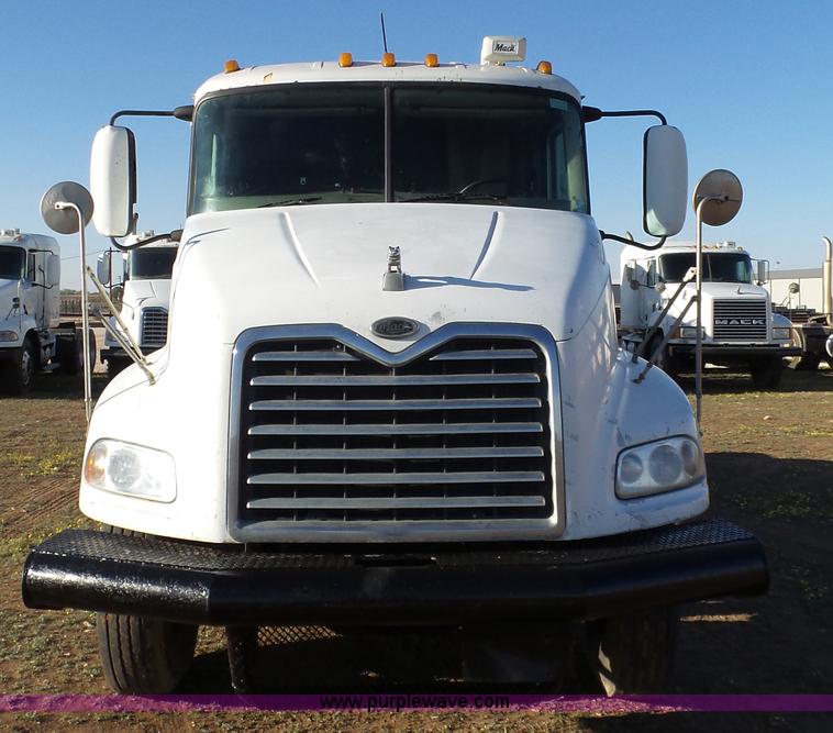 image for item L6519 2001 Mack CH613 semi truck