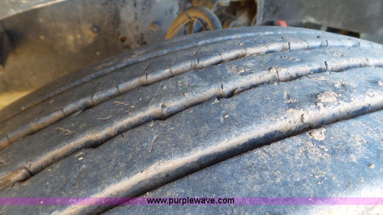 image for item L6519 2001 Mack CH613 semi truck