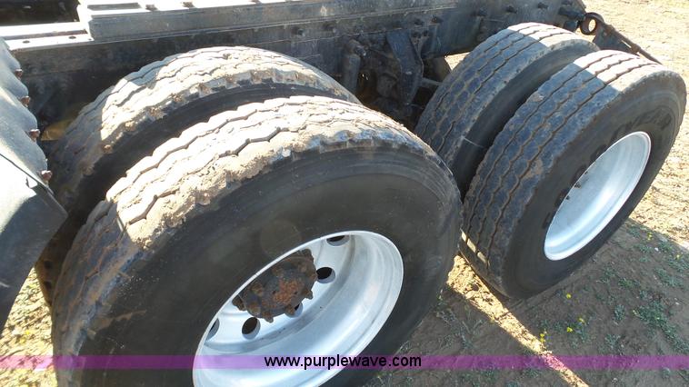 image for item L6519 2001 Mack CH613 semi truck