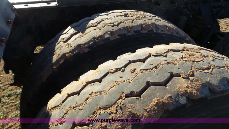 image for item L6519 2001 Mack CH613 semi truck