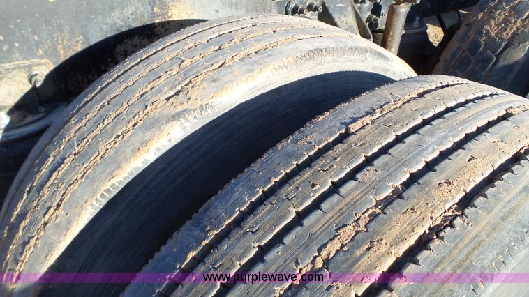 image for item L6519 2001 Mack CH613 semi truck