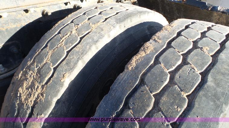 image for item L6519 2001 Mack CH613 semi truck