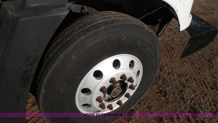 image for item L6519 2001 Mack CH613 semi truck