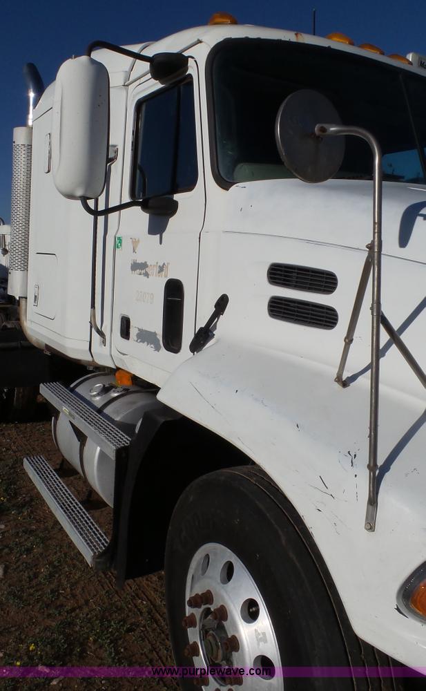 image for item L6519 2001 Mack CH613 semi truck