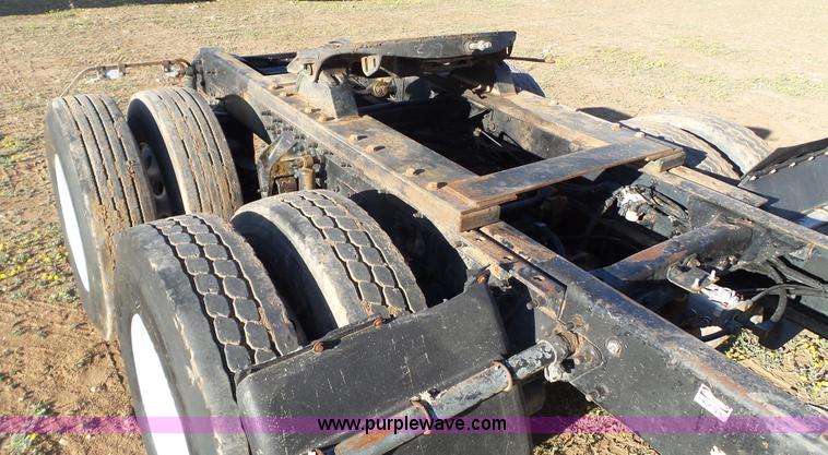 image for item L6519 2001 Mack CH613 semi truck