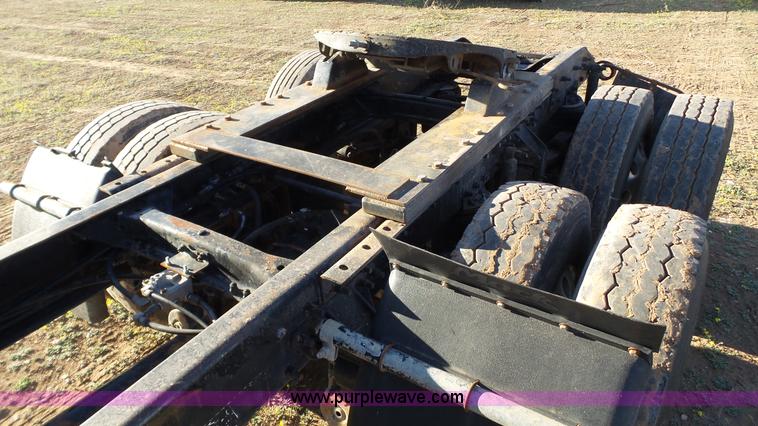 image for item L6519 2001 Mack CH613 semi truck