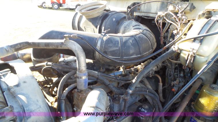 image for item L6519 2001 Mack CH613 semi truck