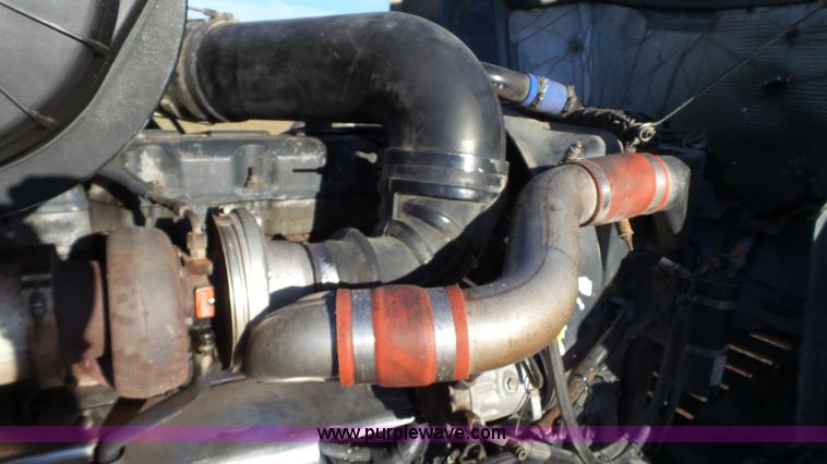 image for item L6519 2001 Mack CH613 semi truck