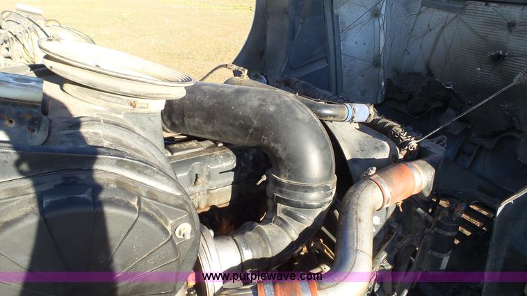 image for item L6519 2001 Mack CH613 semi truck