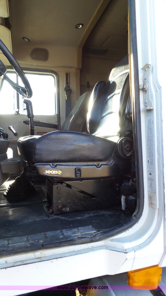 image for item L6519 2001 Mack CH613 semi truck