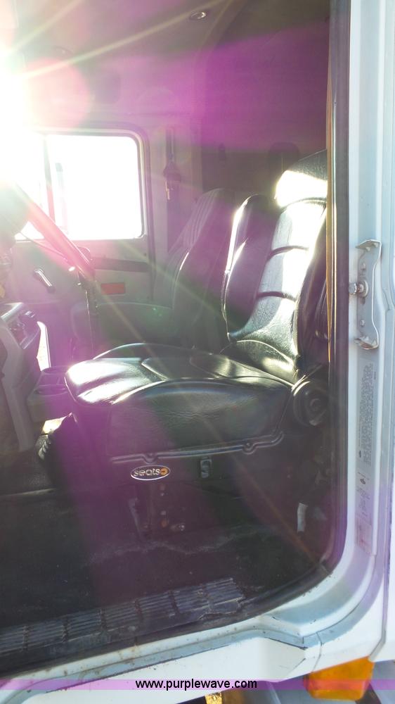 image for item L6519 2001 Mack CH613 semi truck