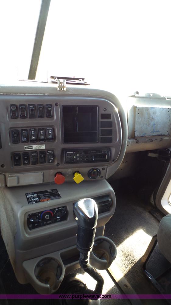 image for item L6519 2001 Mack CH613 semi truck