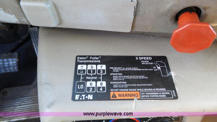 image for item L6519 2001 Mack CH613 semi truck