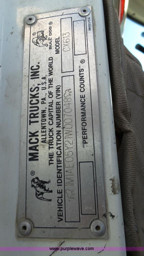 image for item L6519 2001 Mack CH613 semi truck