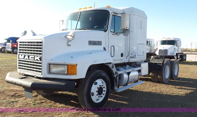 image for item L6520 1999 Mack CH613 semi truck
