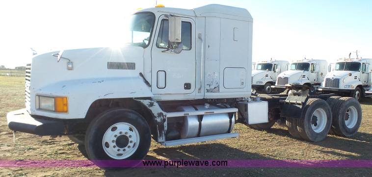 image for item L6520 1999 Mack CH613 semi truck