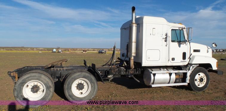 image for item L6520 1999 Mack CH613 semi truck