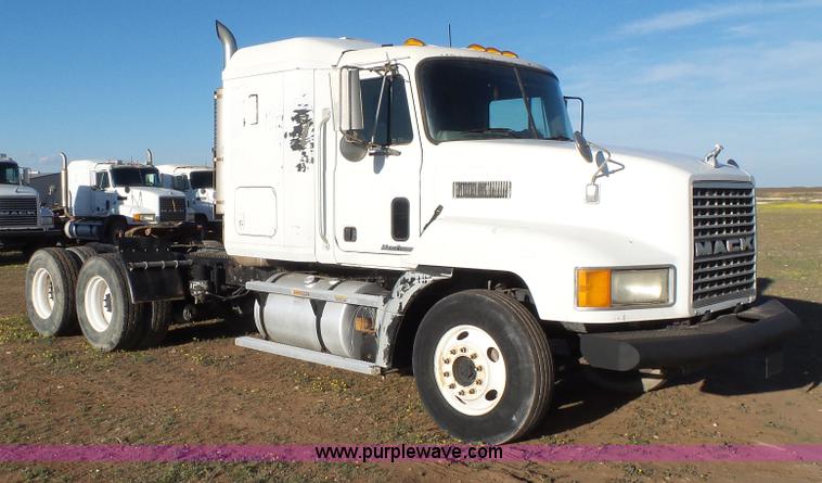 image for item L6520 1999 Mack CH613 semi truck