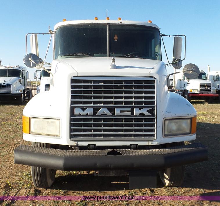 image for item L6520 1999 Mack CH613 semi truck