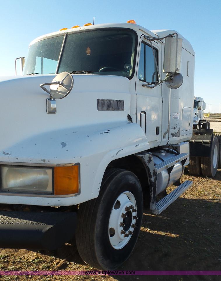 image for item L6520 1999 Mack CH613 semi truck