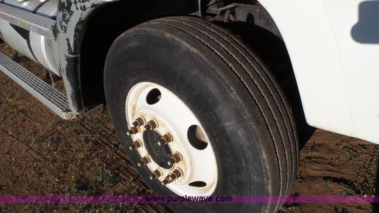 image for item L6520 1999 Mack CH613 semi truck