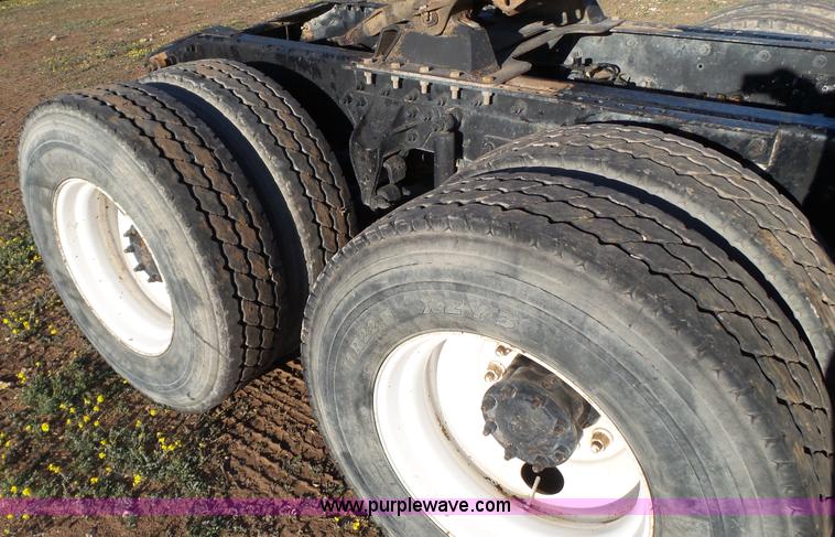 image for item L6520 1999 Mack CH613 semi truck