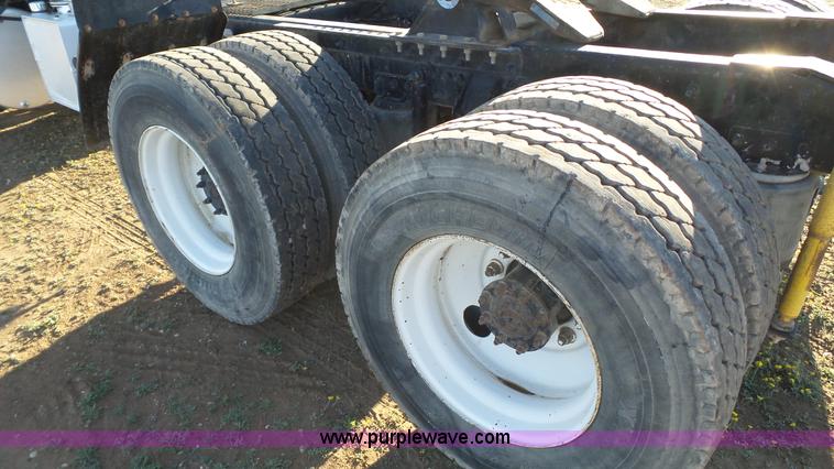 image for item L6520 1999 Mack CH613 semi truck