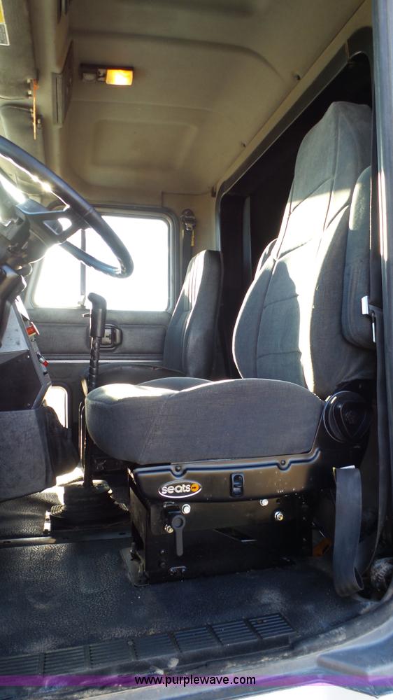 image for item L6520 1999 Mack CH613 semi truck