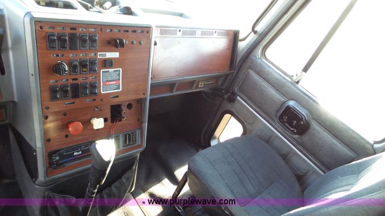 image for item L6520 1999 Mack CH613 semi truck