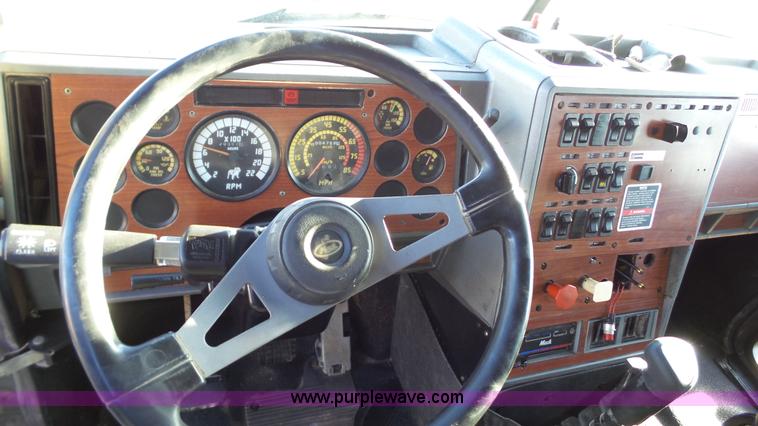 image for item L6520 1999 Mack CH613 semi truck