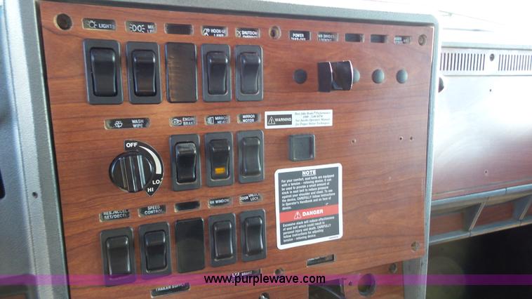 image for item L6520 1999 Mack CH613 semi truck