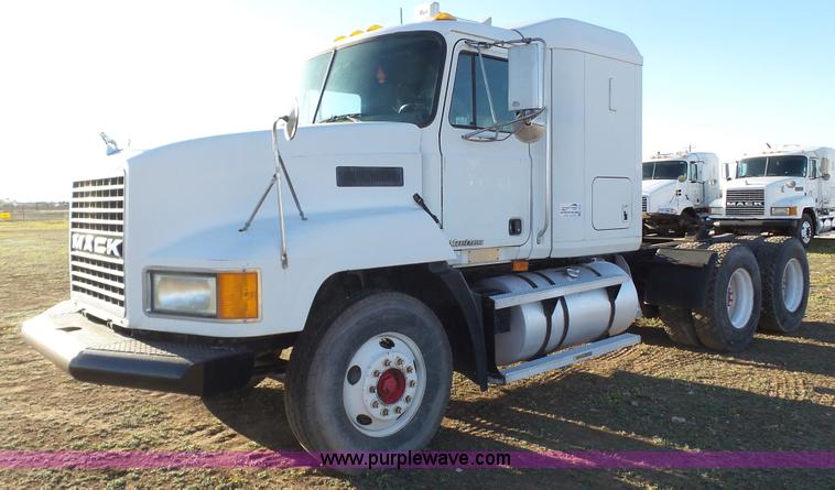 image for item L6521 2000 Mack CH613 semi truck