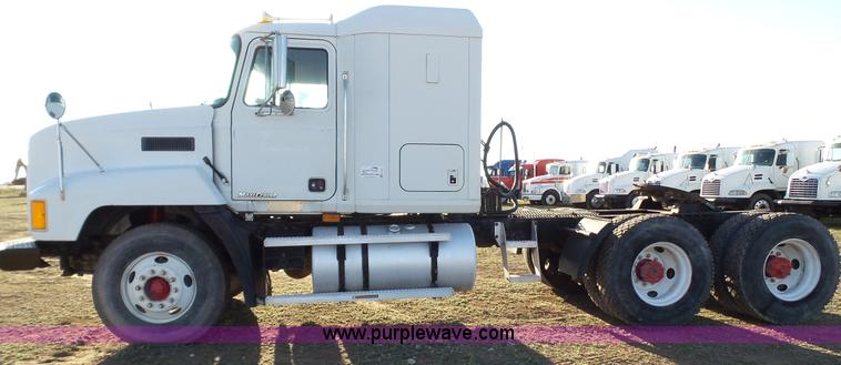 image for item L6521 2000 Mack CH613 semi truck