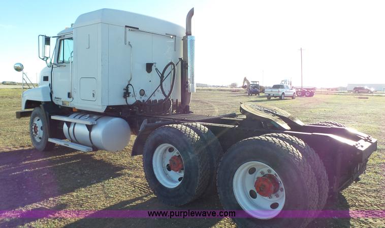 image for item L6521 2000 Mack CH613 semi truck