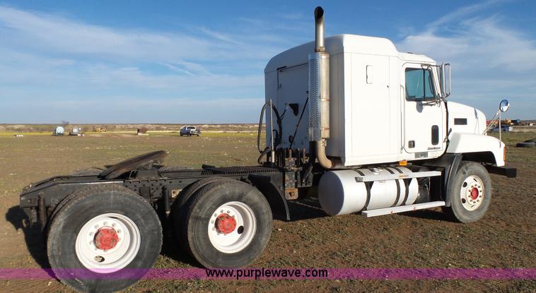 image for item L6521 2000 Mack CH613 semi truck