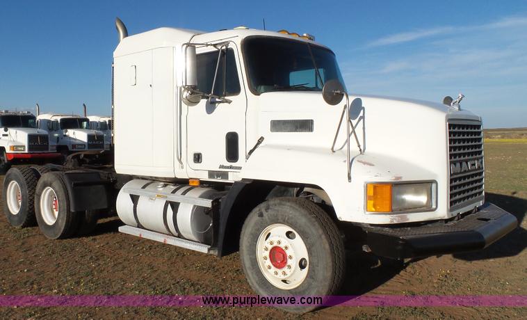image for item L6521 2000 Mack CH613 semi truck