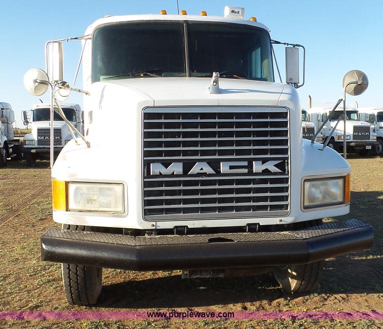 image for item L6521 2000 Mack CH613 semi truck
