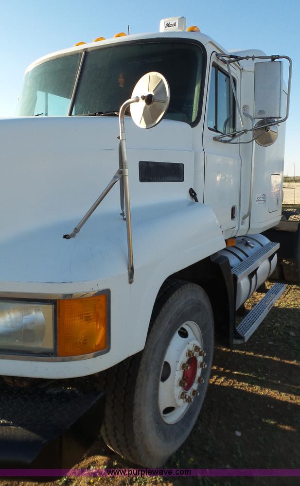 image for item L6521 2000 Mack CH613 semi truck