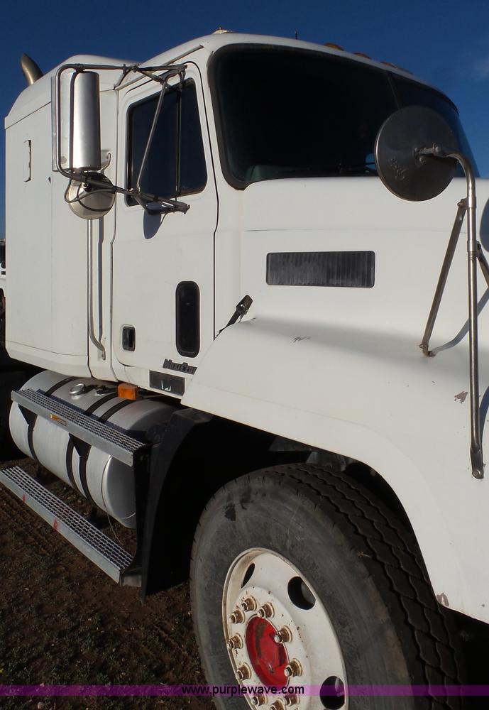 image for item L6521 2000 Mack CH613 semi truck