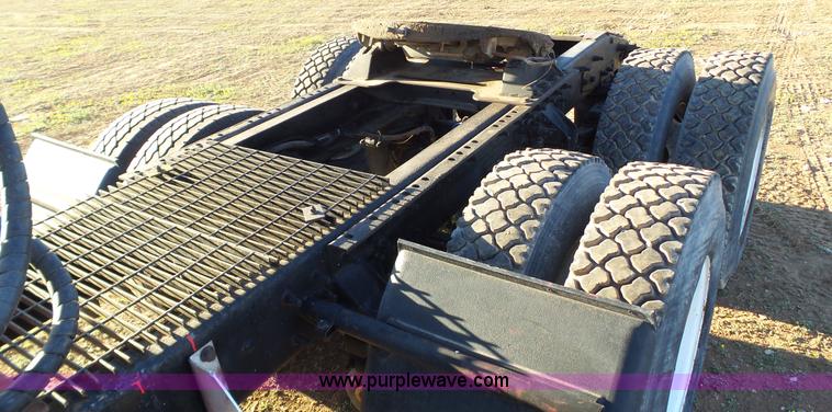 image for item L6521 2000 Mack CH613 semi truck