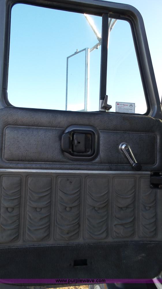 image for item L6521 2000 Mack CH613 semi truck